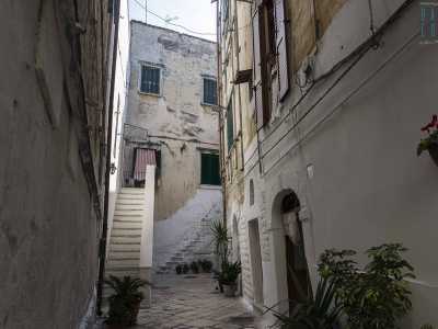 In strada dei Bianchi Dottula osserviamo corte San Pietro Vecchio...